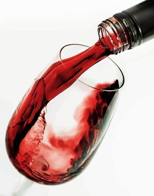 Красное вино One Wine в бокале 